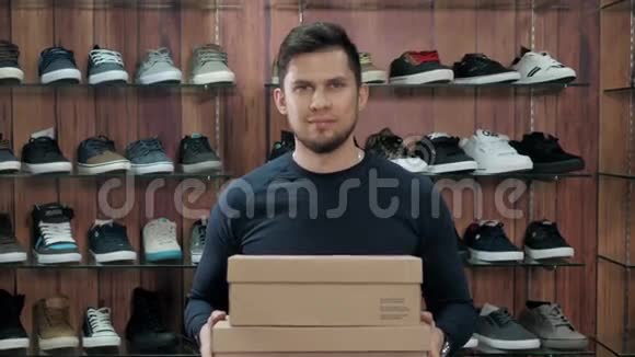 快乐微笑的年轻人在鞋店里买新运动鞋极限运动购物视频的预览图