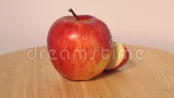 红苹果木桌上的切片视频的预览图