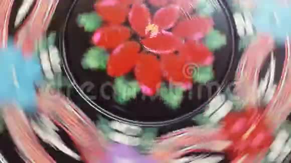 旋转一个画着花的圆圈视频的预览图