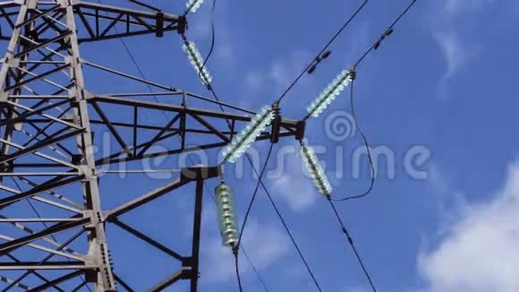 高压电线上的电气绝缘体在支架上特写发电站可再生能源电力视频的预览图