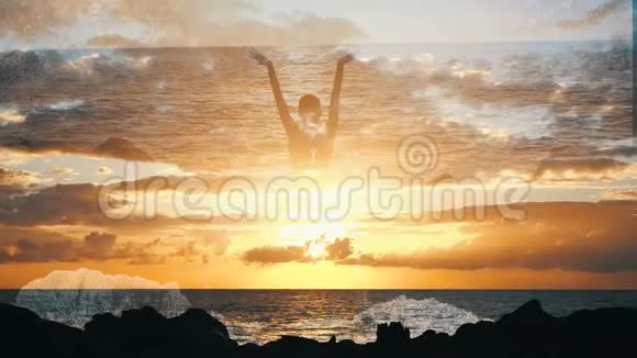 日落时分一个女人在海面上举起手臂的剪影女孩观察波浪在空气中缓慢上升视频的预览图