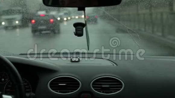 在雨天开车视频的预览图