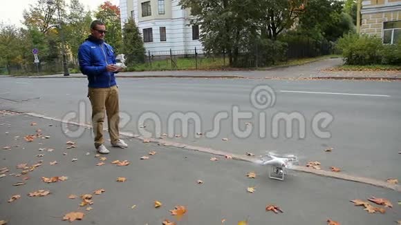 一个人在玩四翼飞行器视频的预览图