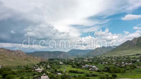 哈萨克斯坦Asubulak村的时间推移群山环绕的村庄上空美丽的云彩视频的预览图