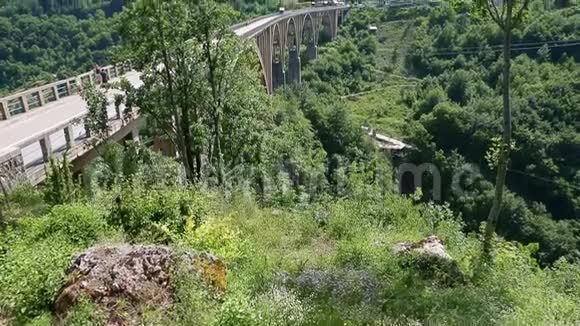 黑山塔拉2017年6月30日塔拉峡谷大桥杜德维卡在黑山河上方从塔拉桥开大卡车视频的预览图