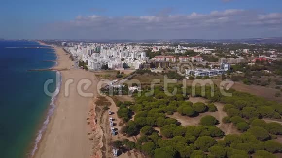 葡萄牙阿尔加维夸特拉美丽宽阔的海滩旁红崖松树上的露营者视频的预览图