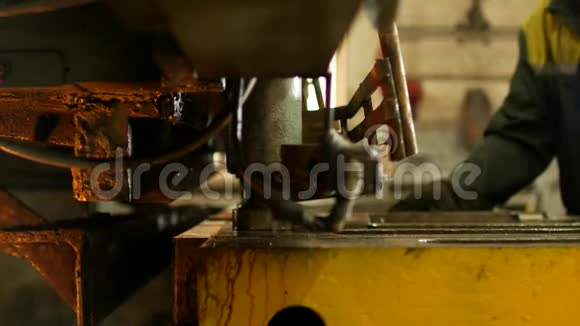 该工人从事生产自动机床上的金属切削金属切削特写视频的预览图