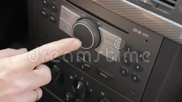 司机按下汽车音响系统上的按钮手动调节汽车收音机音量视频的预览图