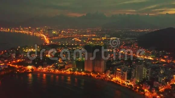 海滨度假城市摩天大楼上方的飞蝇视频的预览图