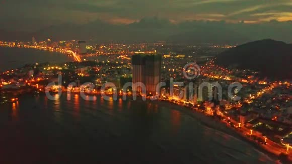夜间到海洋度假城摩天大楼视频的预览图