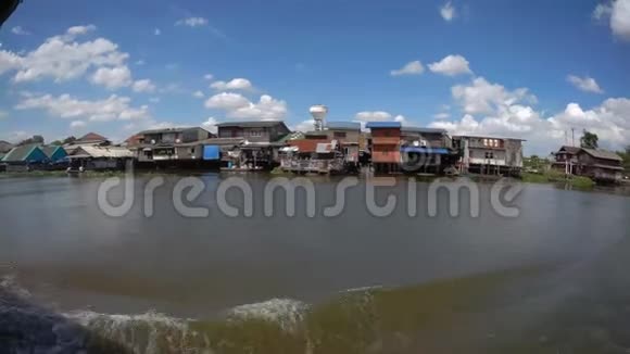 在塔钦河上航行的船视频的预览图