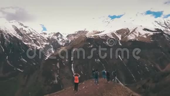 在山边上的一群旅行者视频的预览图