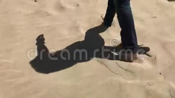 女足在沙滩上行走视频的预览图