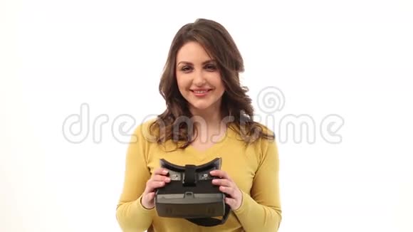 女人戴着虚拟现实头盔视频的预览图