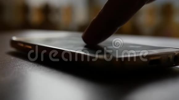 点击手机屏幕它躺在桌子上背景模糊高清1920x1080慢动作视频的预览图