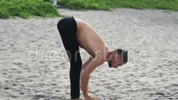 运动员在沙滩上做瑜伽姿势和普拉提练习视频的预览图