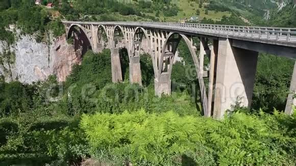 塔拉峡谷桥杜德维卡塔拉河以上的黑山塔拉河上塔拉峡谷的飞狐活动倾斜视频的预览图