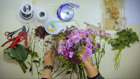 花匠的双手捧起一束鲜花视频的预览图