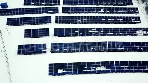雪地太阳能电池板场视频的预览图