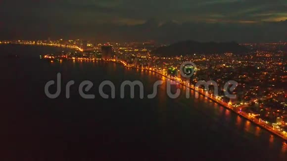 飞行摄像头显示夜间度假城暗洋湾视频的预览图