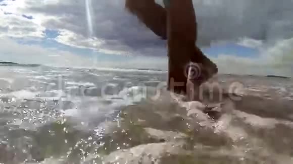 女人在海里划船视频的预览图