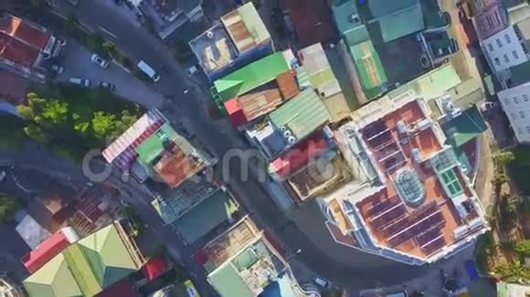 钻秀街与彩色屋顶和缓慢的交通视频的预览图