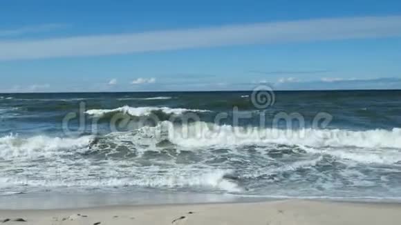 沙滩碧海的波涛蓝天视频的预览图