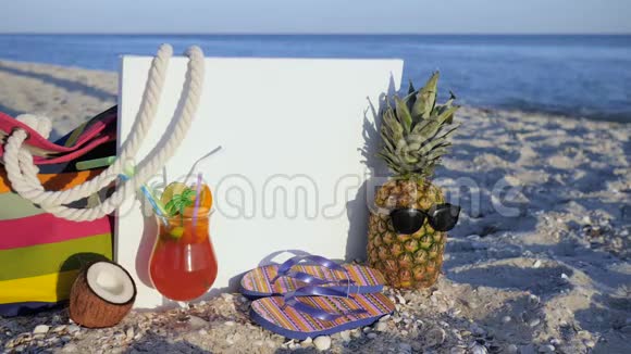 白色背景题词静物海滩矗立在沙滩上大海和海滩上混合着热带水果视频的预览图