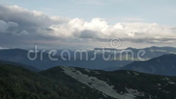 云杉山顶上有圆锥形背景是快速运行的云平稳运动视频的预览图