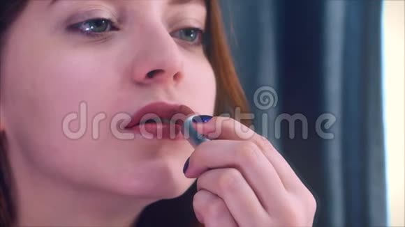 年轻女子棕色嘴唇和口红4K视频的预览图