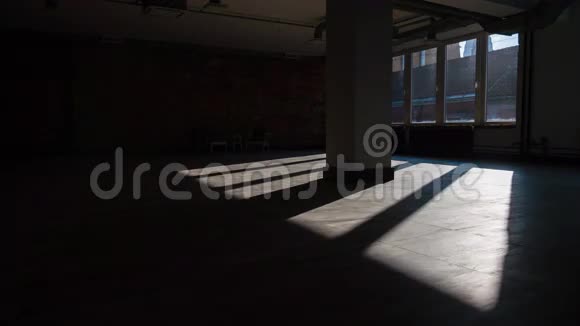 太阳光线在空荡荡的办公空间中移动的时间点视频的预览图