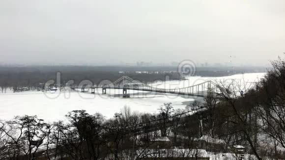 鸟瞰冰冻Dnipro上的Parkovyi桥视频的预览图