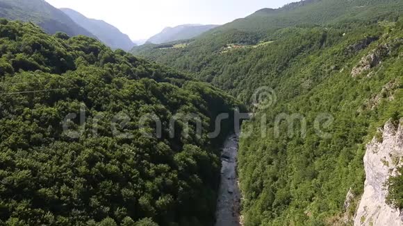 塔拉河黑山峡谷塔拉杜米特地区多利被锁定了高山河夏日空中鸟瞰视频的预览图