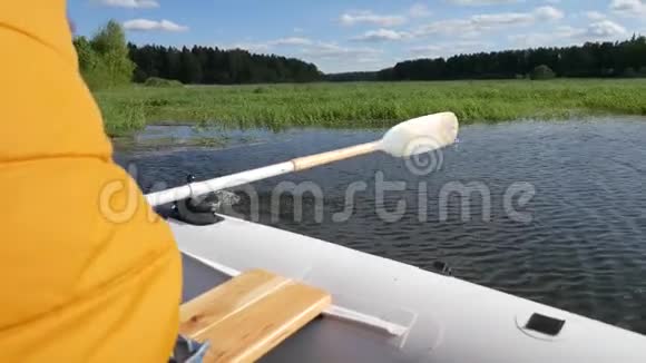 在湖上用木桨划船充气船后视图高清慢动作生活方式脚视频的预览图