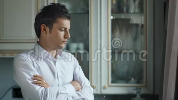 伤心失望的男人望着窗外视频的预览图