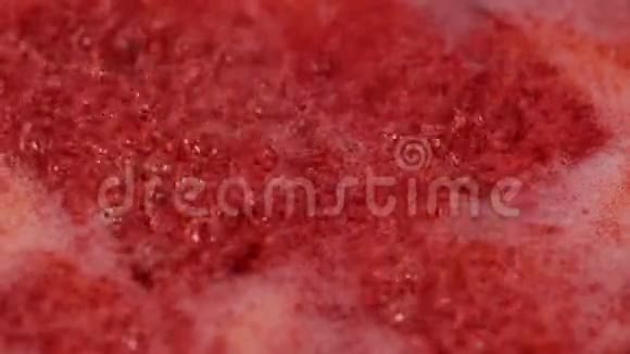 在锅炉中关闭红蔓越莓煮沸过程以进行果酱视频的预览图