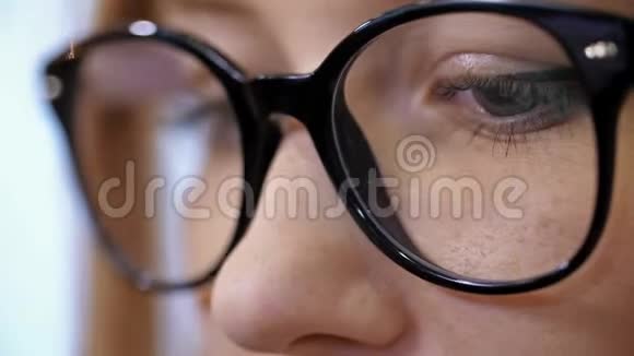 戴眼镜在电脑上工作的女人视频的预览图