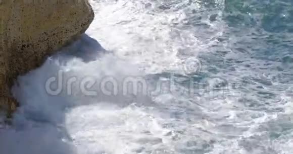 白色的白垩岩石和波浪形的大海茹什哈尼卡拉视频的预览图