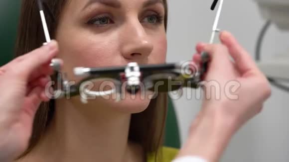 在眼科医生招待会上的女人眼睛检查和眼镜镜片的选择视频的预览图