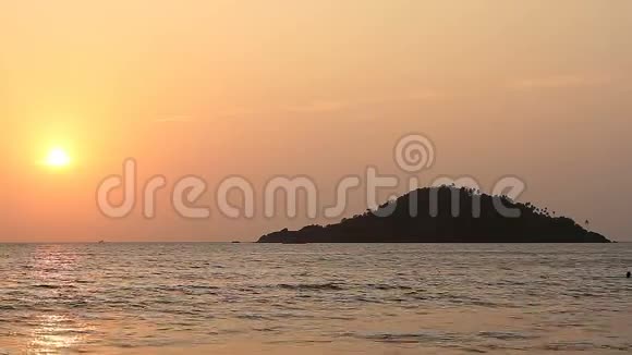 海滩上完美的日落视频的预览图