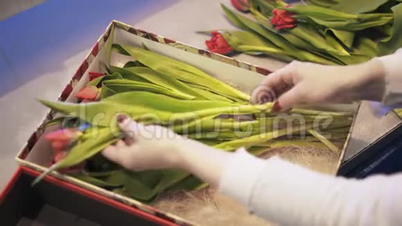 花匠把红色的花放在一个盒子里上面有毛绒玩具视频的预览图