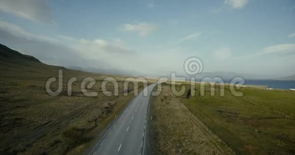 直升机飞过交通道路上面有汽车田野和海边的美丽景色视频的预览图