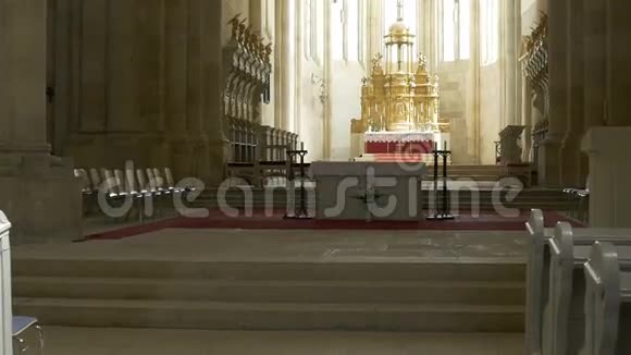 教堂里的长凳和祭坛视频的预览图