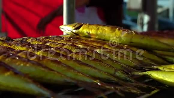 泰国街头市场出售的烤熏鲭鱼视频的预览图