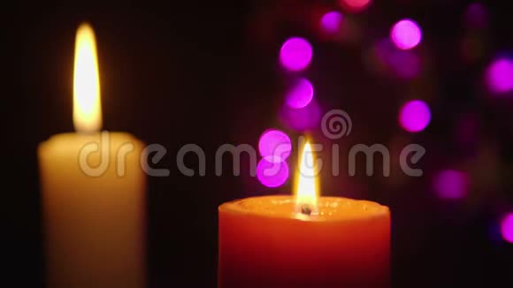 用蜡烛燃烧的镜头装饰圣诞圣诞节视频的预览图