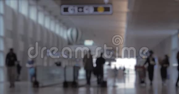 机场大厅内的人和旅行者视频的预览图