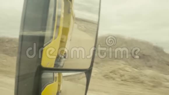 卡车采石场后视镜里的风景视频的预览图