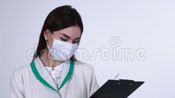 内科护士医生女士书写剪贴板视频的预览图