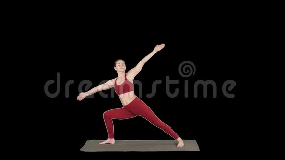 运动年轻女子练习瑜伽阿尔法频道视频的预览图