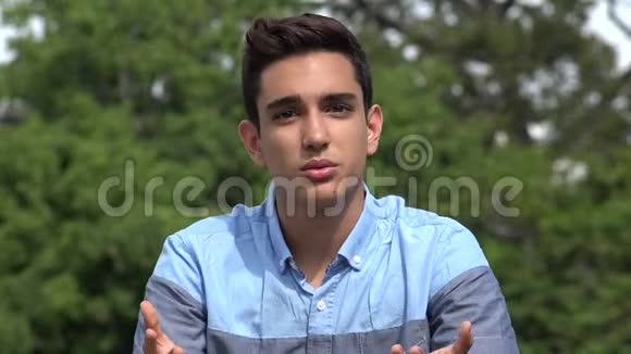 男性西班牙裔青少年说话视频的预览图